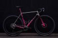 Curve CarboKev concept gravelbike mixt carbon, titanium en jaren 90 sneakercultuur